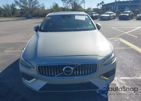 2019 Volvo S60 T6 Inscription z USA, uszkodzony, nr VIN 7JRA22TL4KG010090